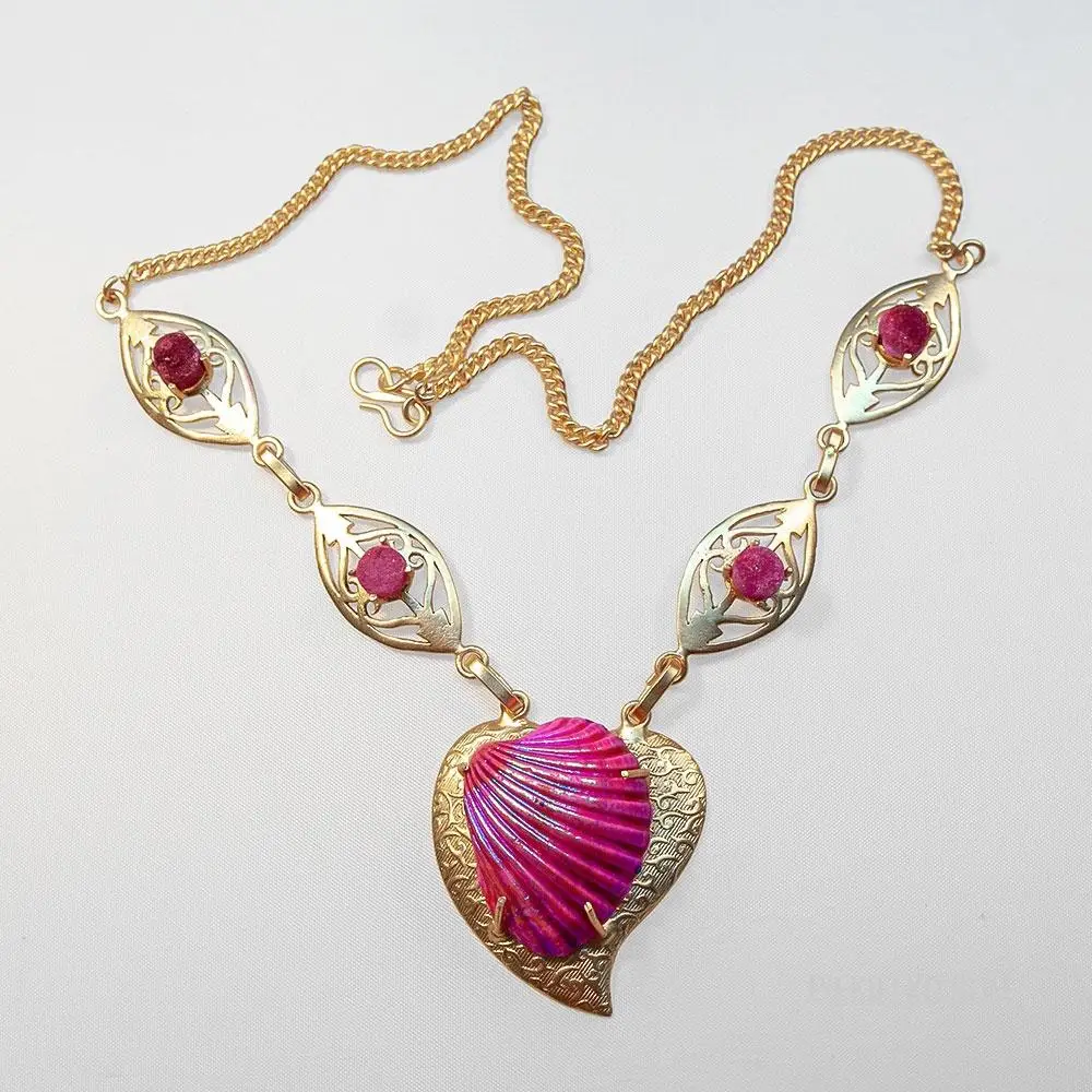 Delicate Indian necklace with a sea shell