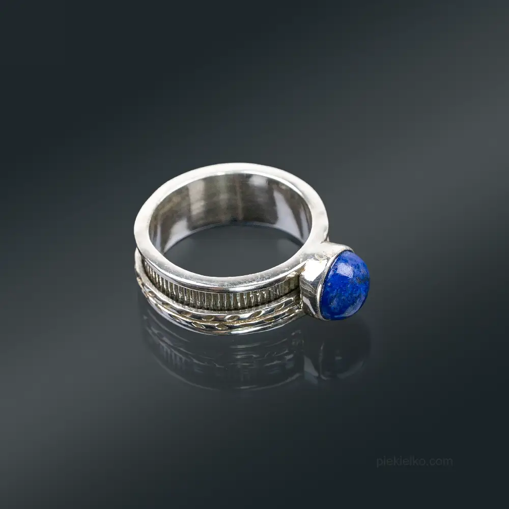 Silver ring with lapis lazuli and a rotating element
