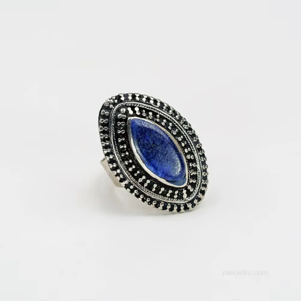 A slim signet ring with lapis lazuli and a double border