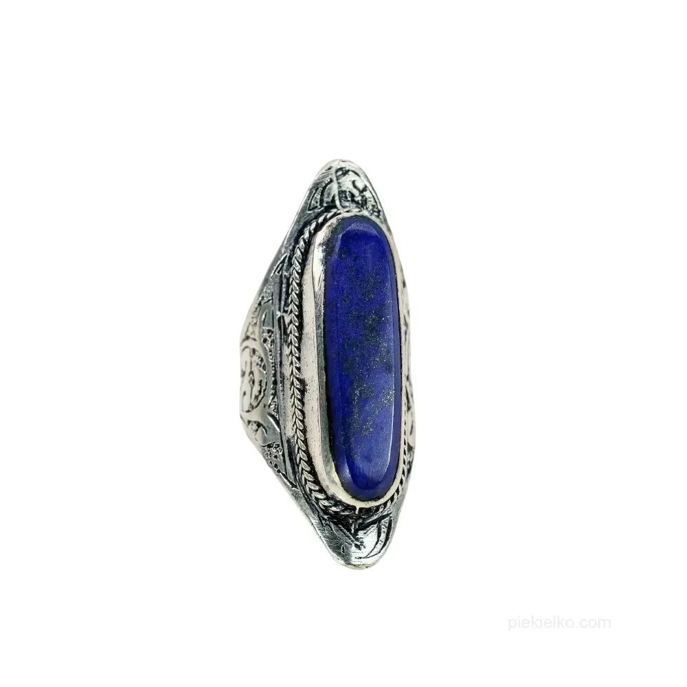 Elongated signet ring with lapis lazuli – cobalt streak