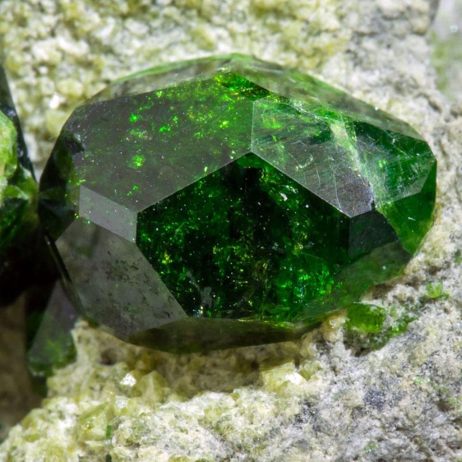 Diopsyd chromowy – czarujący zielony kamień o mało romantycznej nazwie