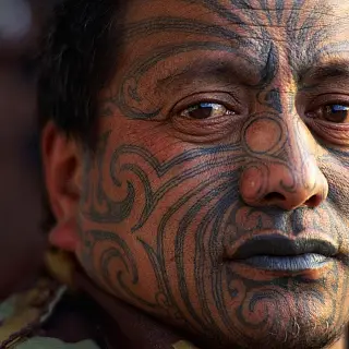 Maoryski tatuaż w formie biograficznej noty