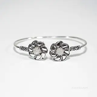 Flower bracelet with jade