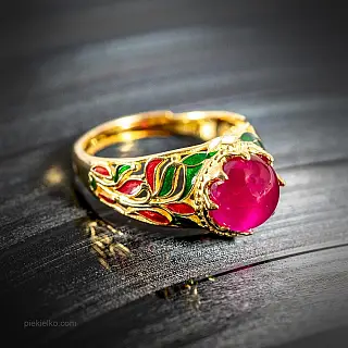 Tajski pierścionek z rubinem