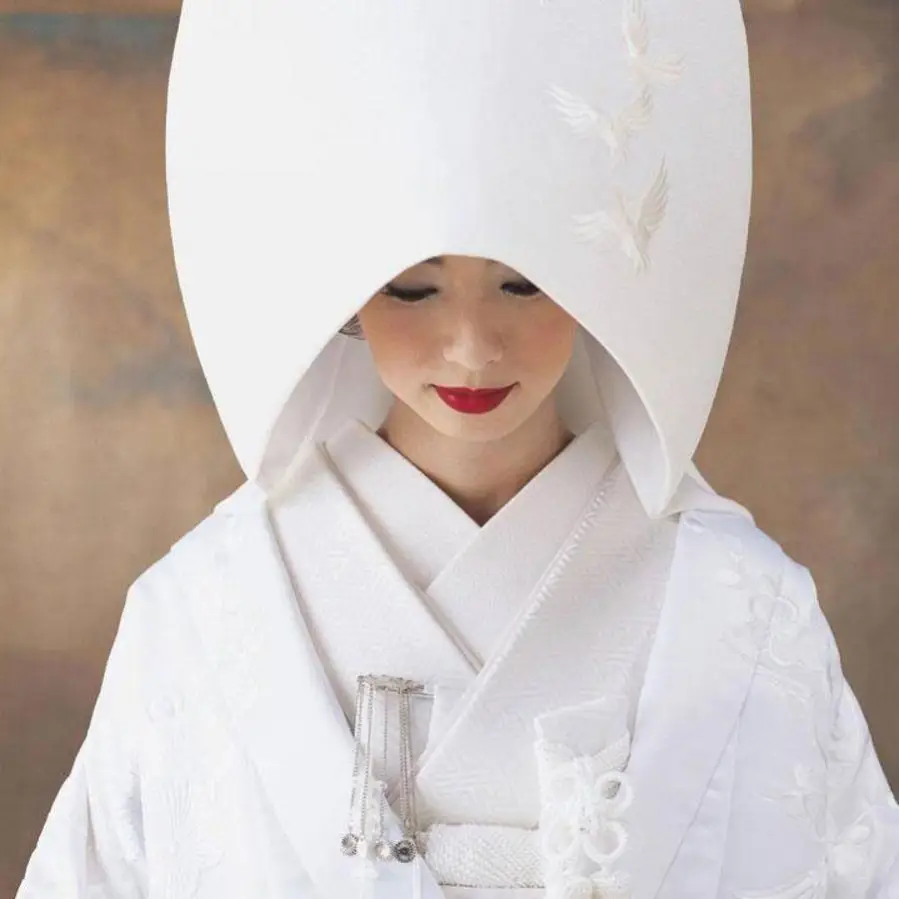Białe kimono – intrygujący kolorystyczny zamęt