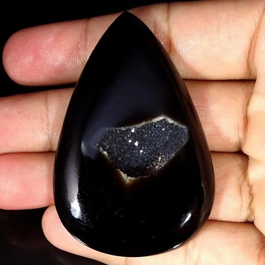 Czarny agat, onyks, chalcedon – kamień na wszystkie czakry