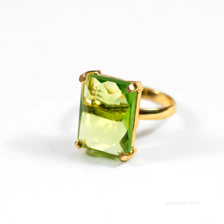Złocony pierścionek z naturalnym oliwinem