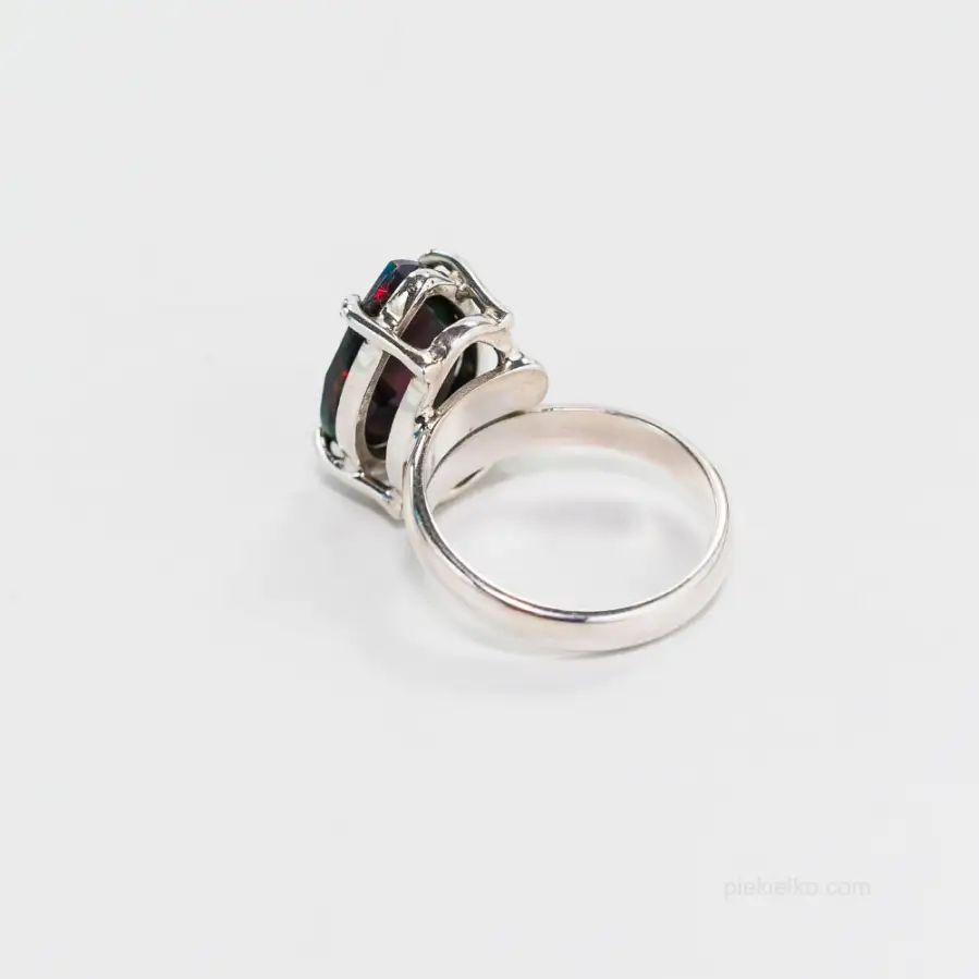 Srebrny pierścień z etiopskim opalem