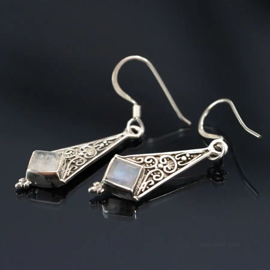 Silver deltoid-shaped earrings with moonstone