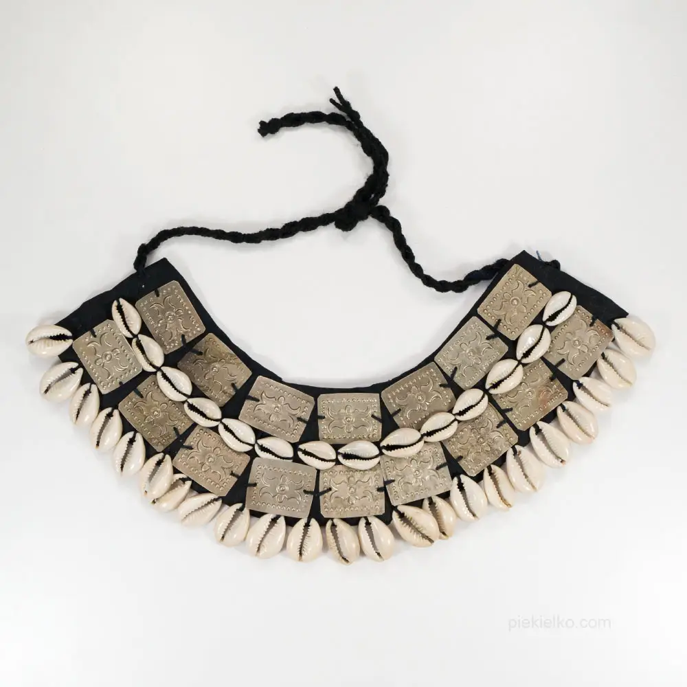 Pakistański choker z muszlami kauri