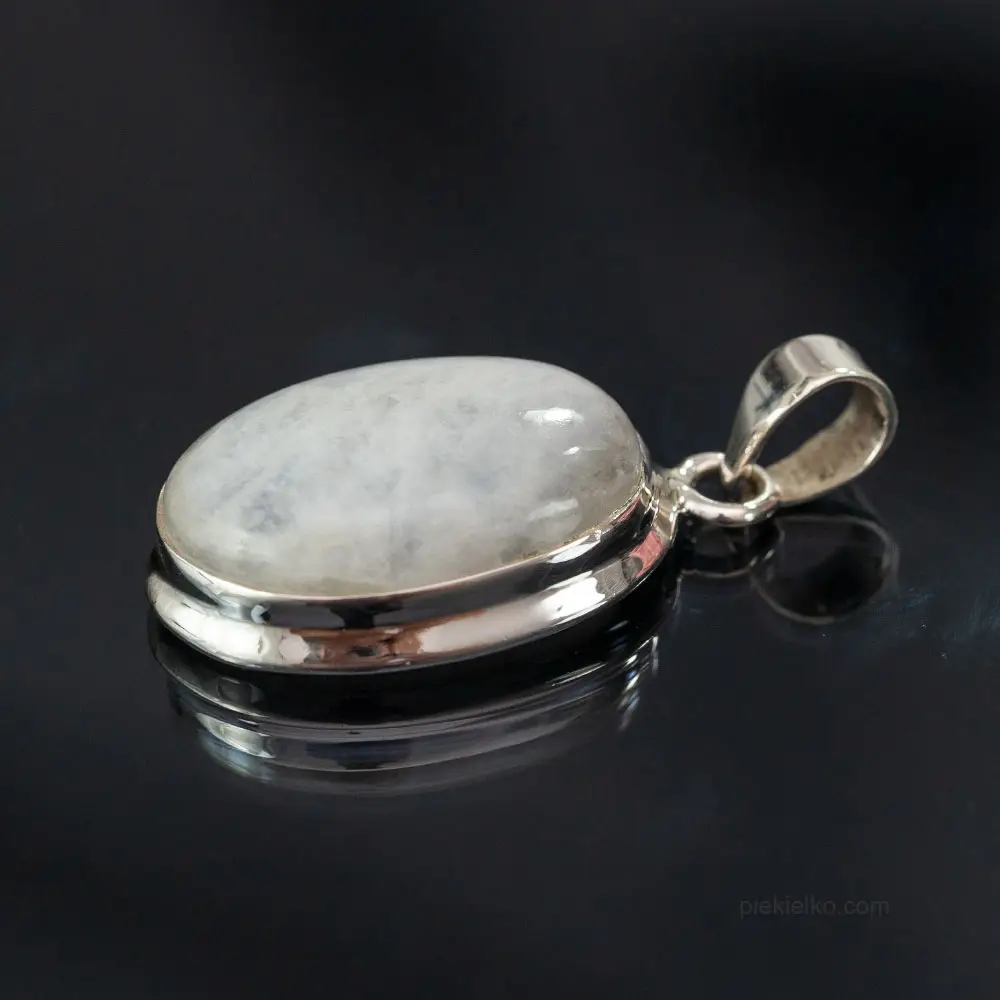 Silver pendant with a moonstone