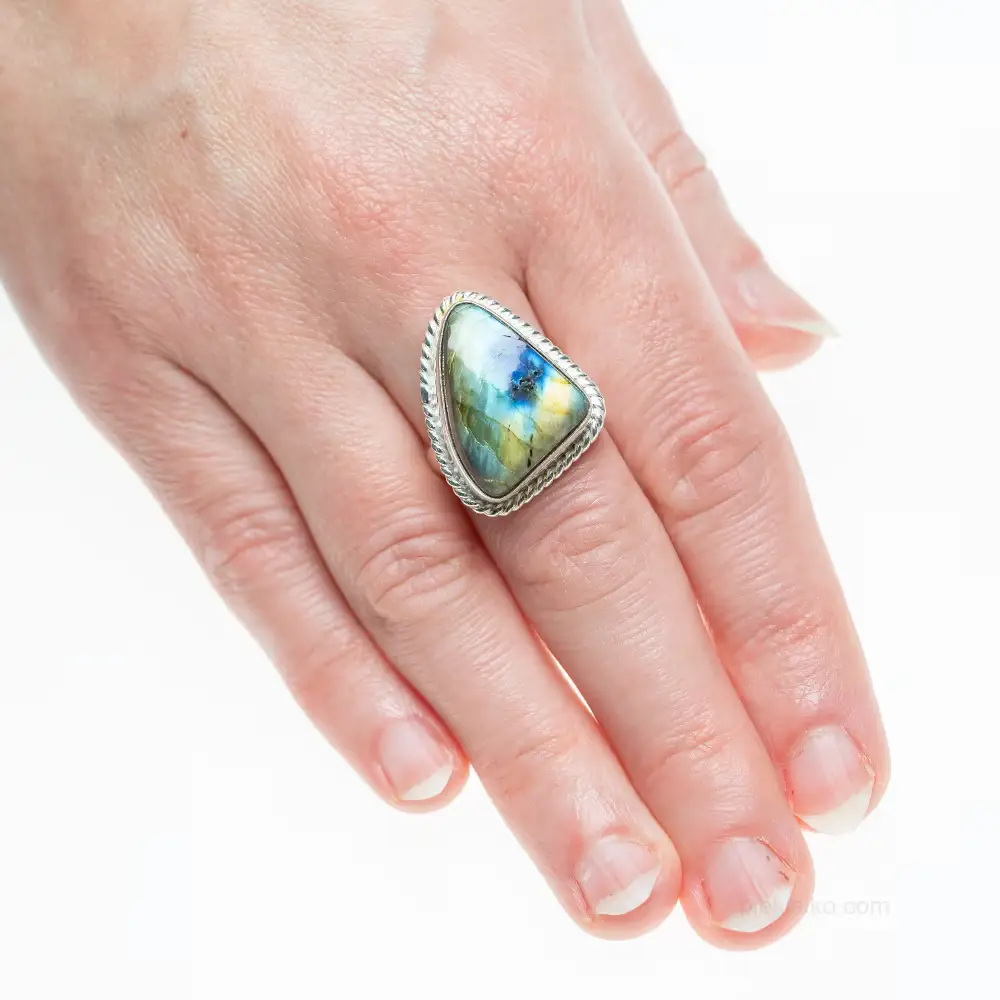Ring with fiery labradorite