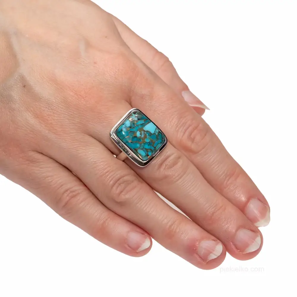 Ring with light turquoise