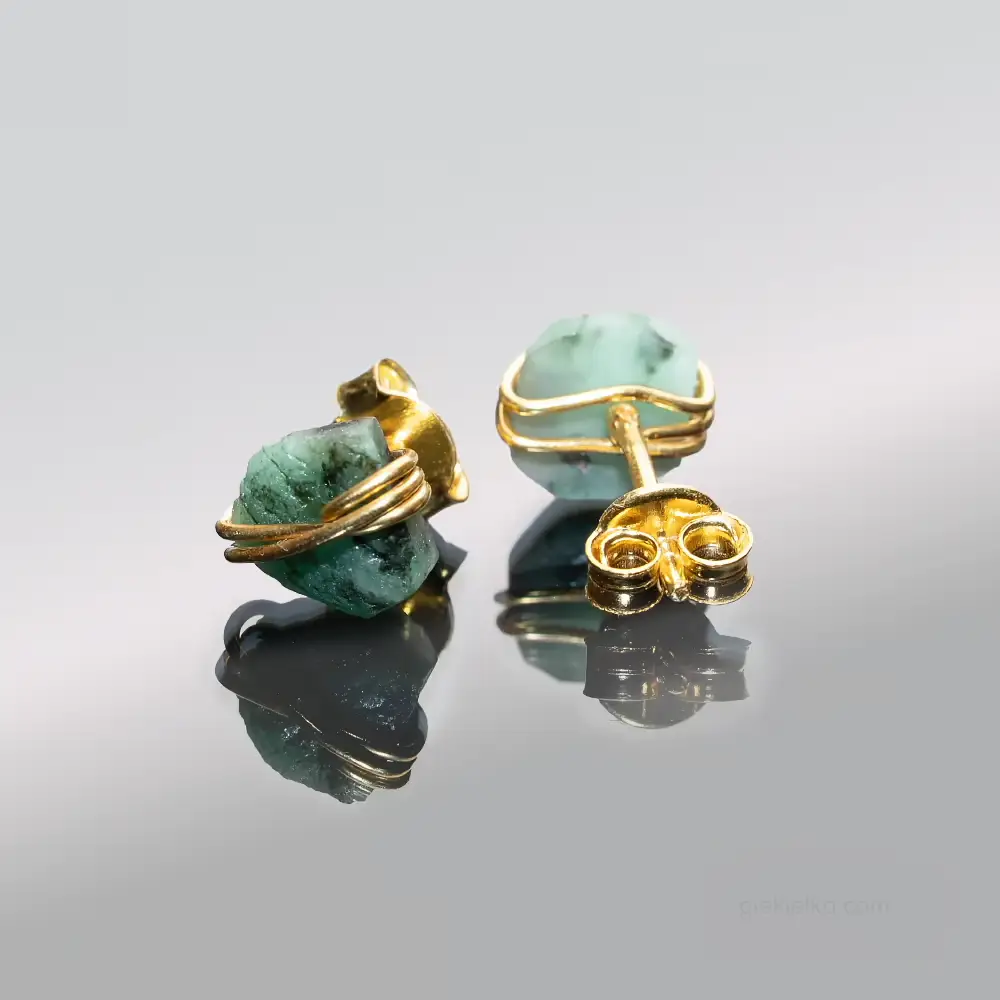 Gold-plated earrings with raw emerald