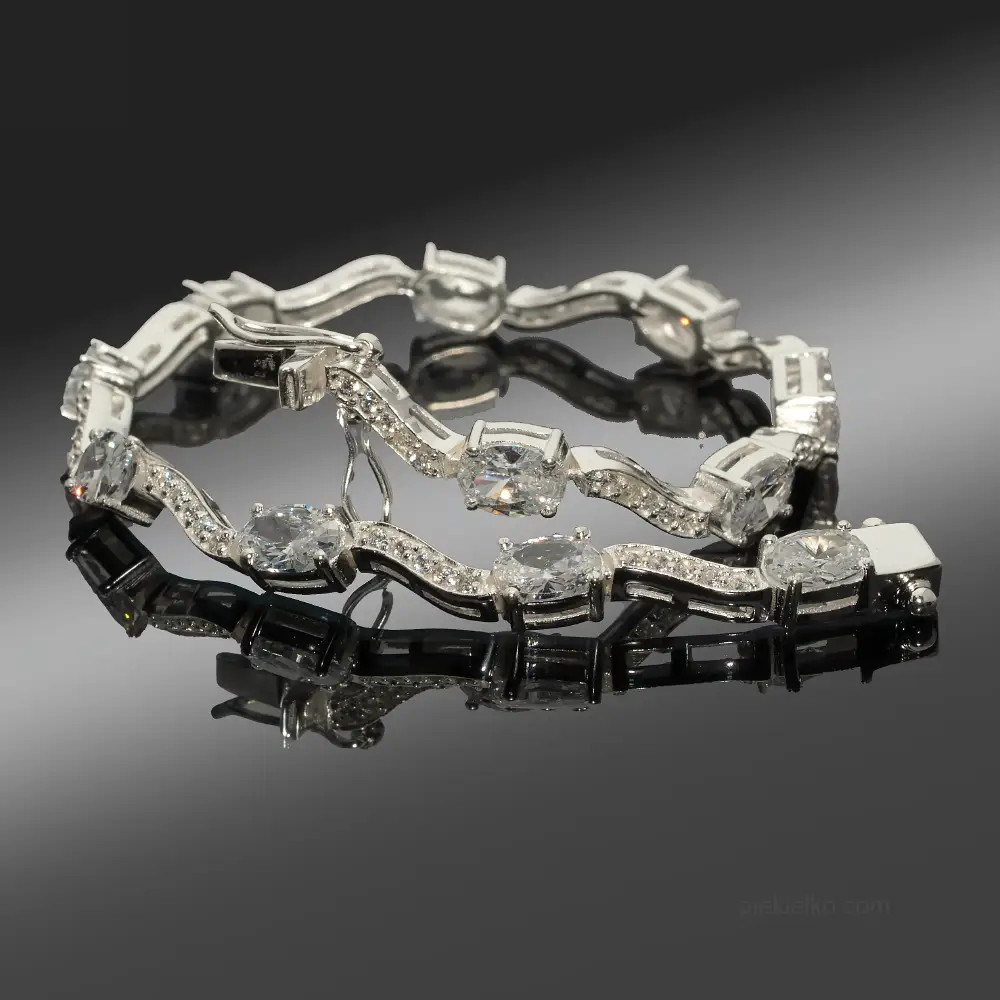 Twisted silver Indian bracelet with zircons &ndash; a shimmering dance of light