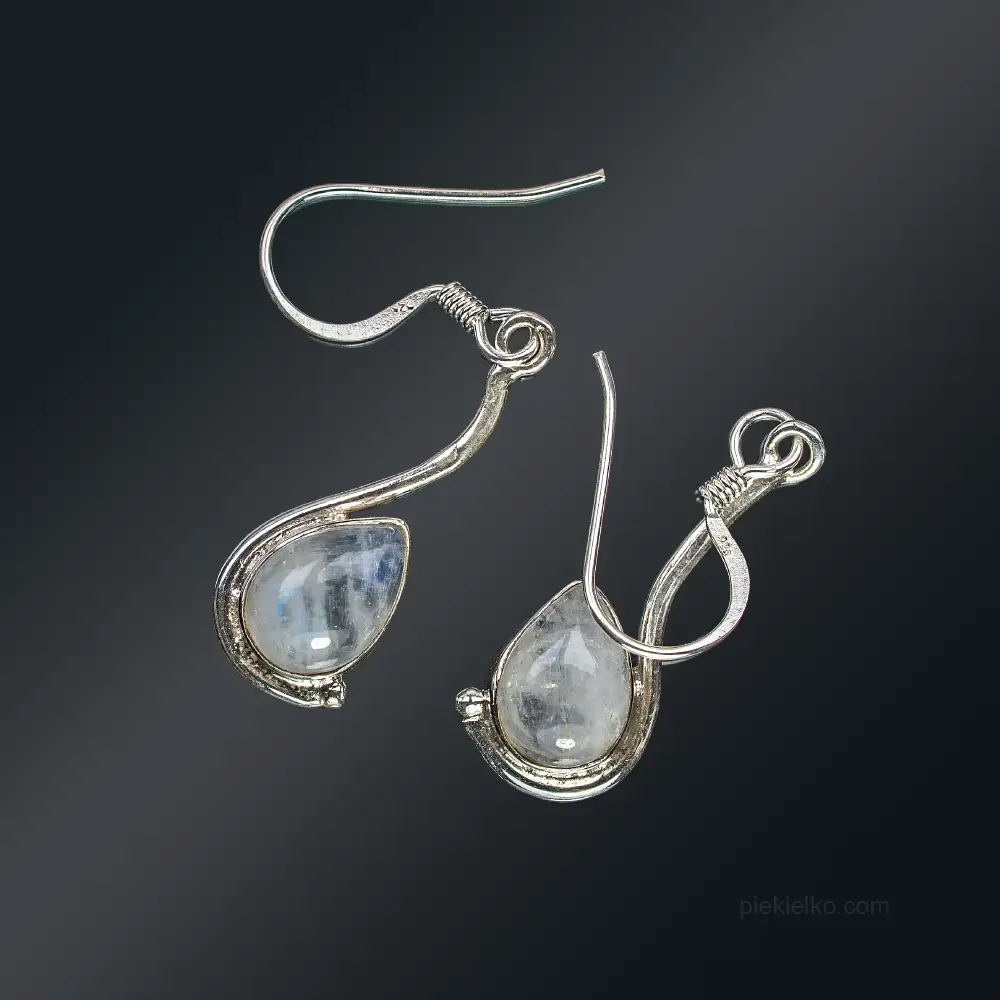 Silver earrings with moonstone