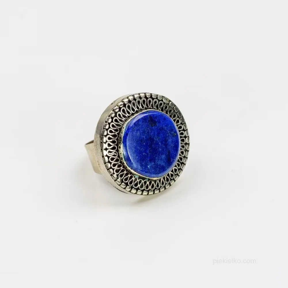 Lapis lazuli signet ring with an openwork crown