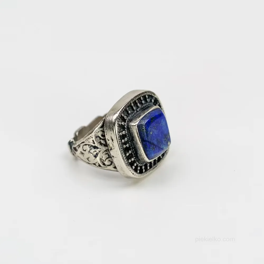 Lapis lazuli signet ring in a geometric setting