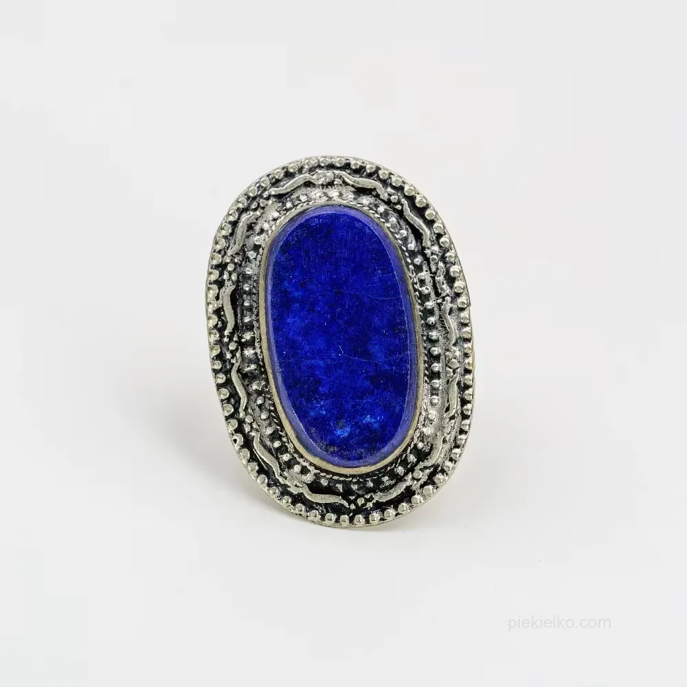 Lapis lazuli in a silver setting &ndash; a blue depth in an oval signet ring