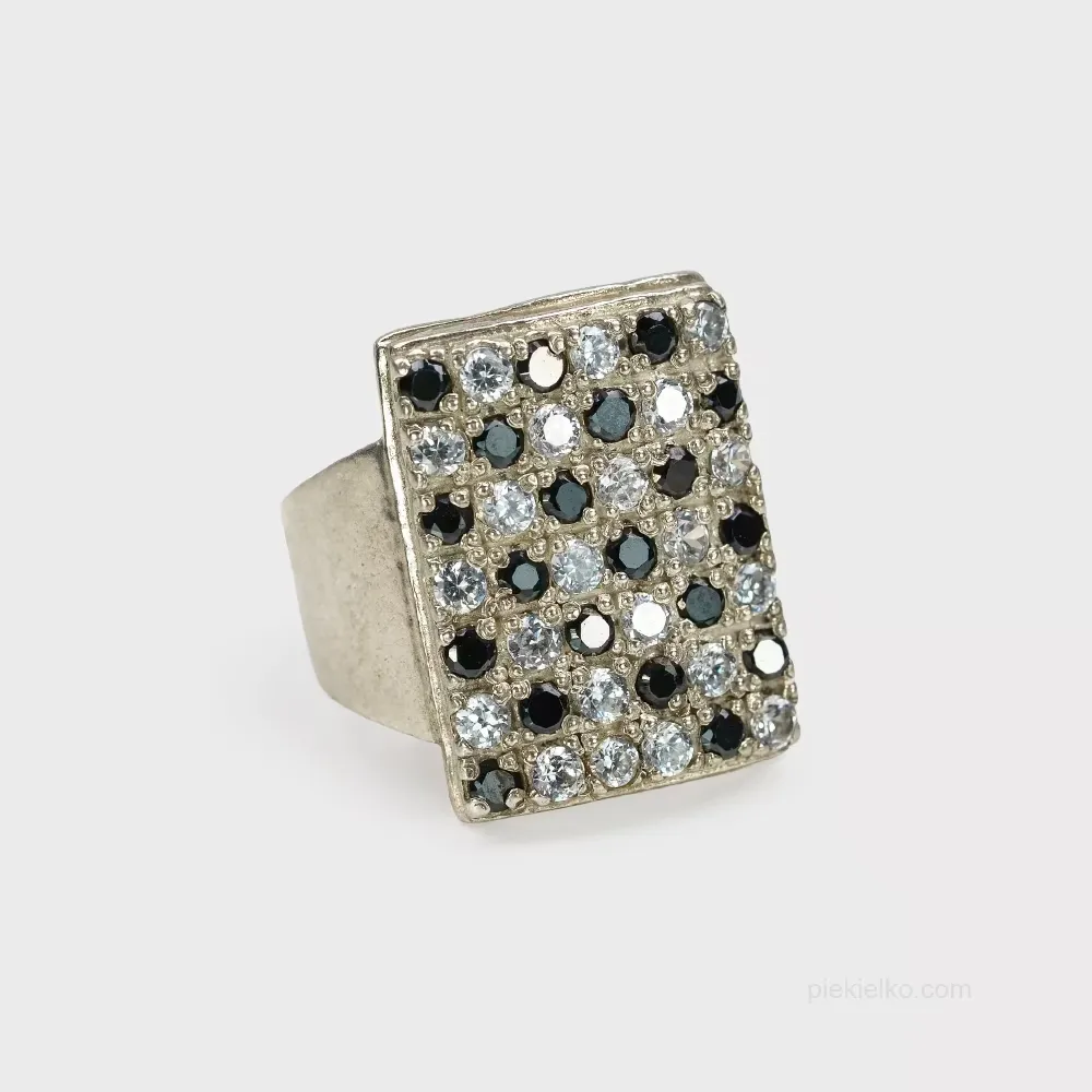Rectangular pav&eacute; with rock crystal and black stones