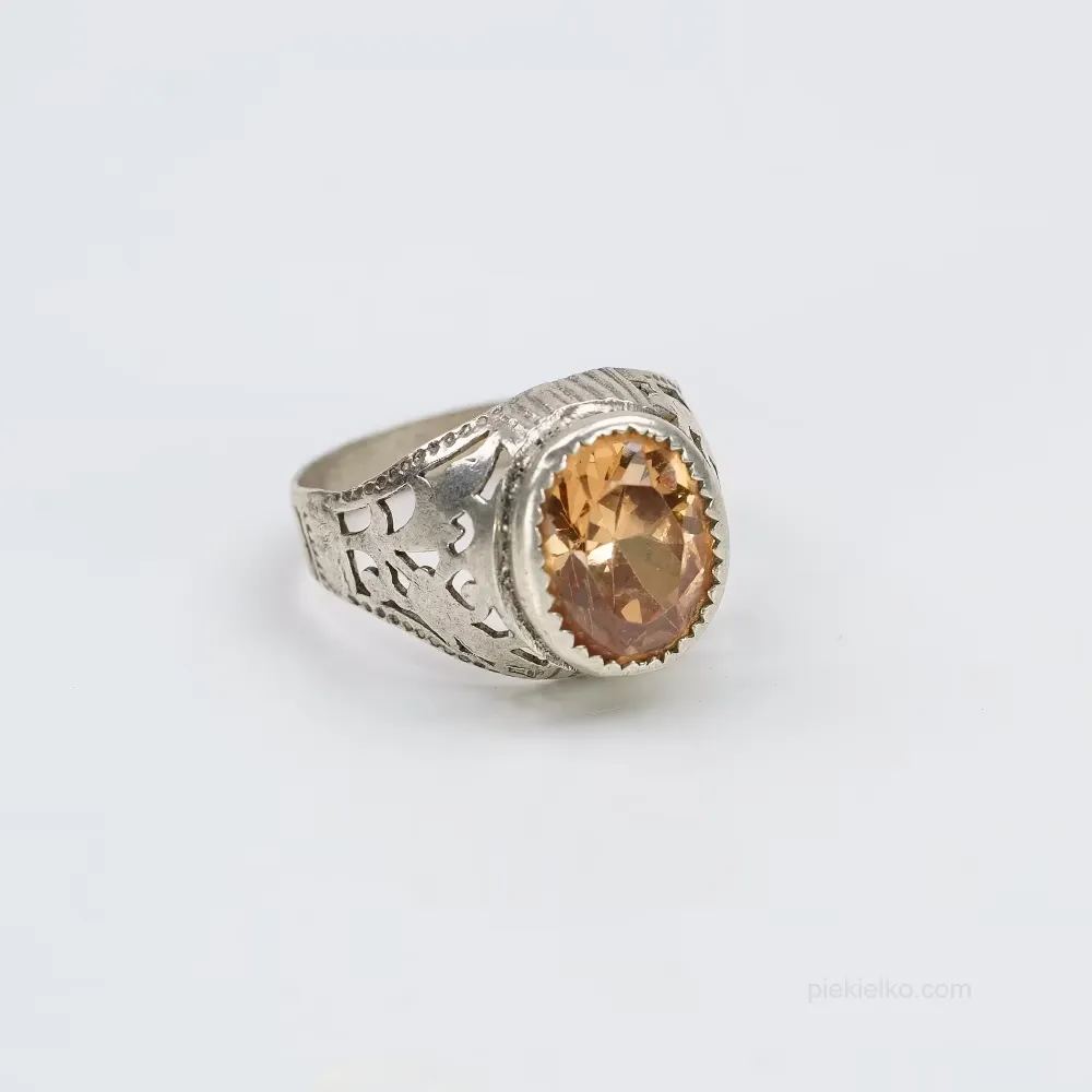 Yellow point &ndash; round citrine in an engraved case
