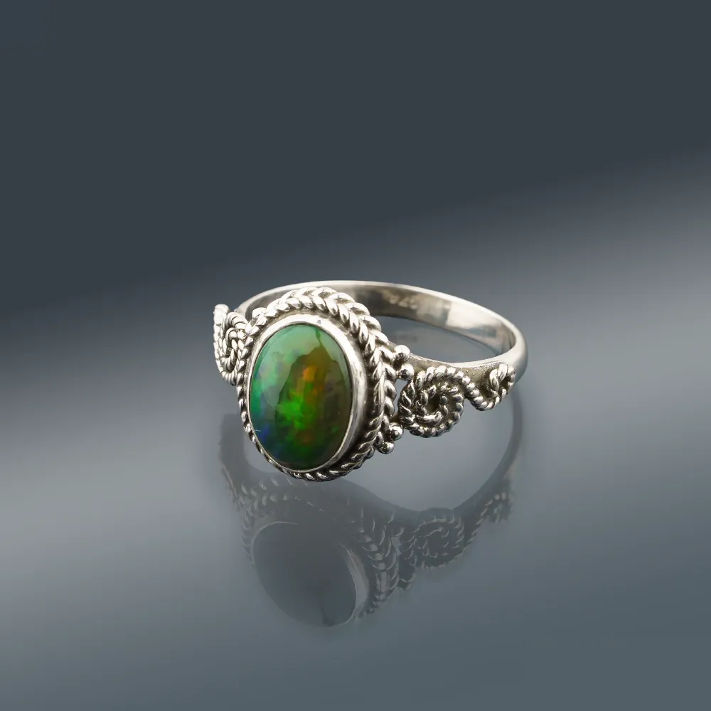 Opal w Plecionej Ozdobie