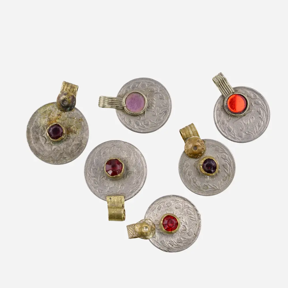 Monety rupie z okrągłym czerwonym szkłem
