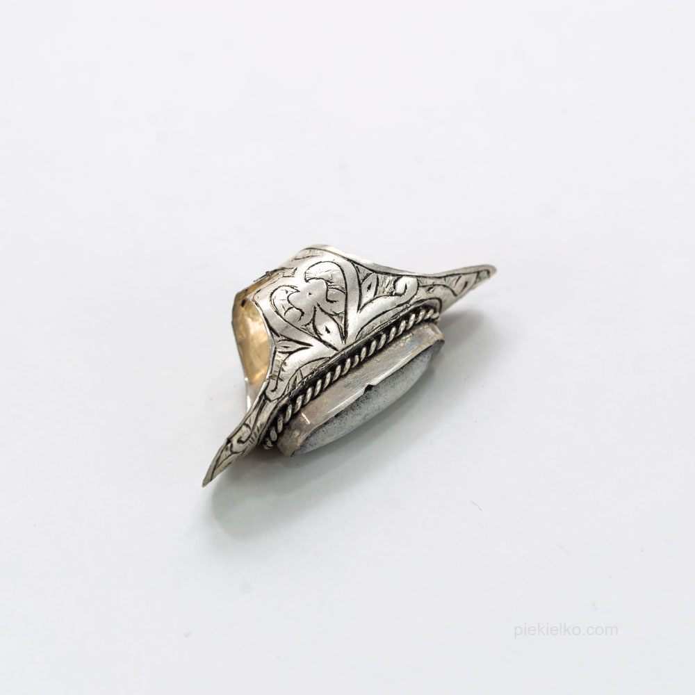 Long ring with white jade - piekielko.com
