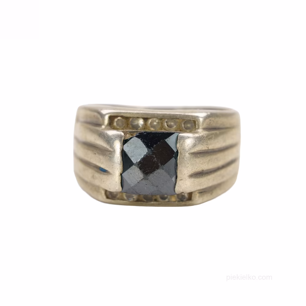 Srebrny pierścień z fasetowanym hematytem