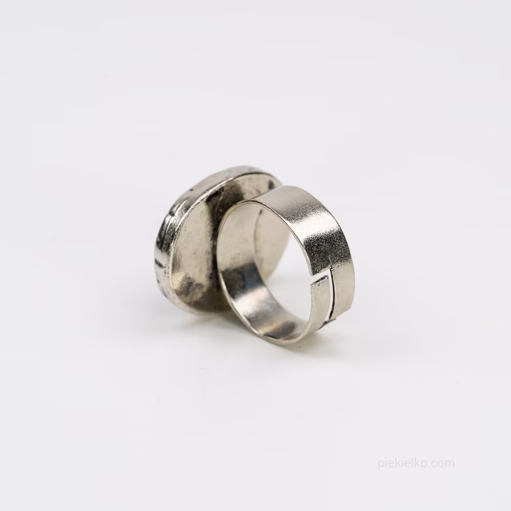 Duży pierścień z lapis lazuli w orientalnej ramie