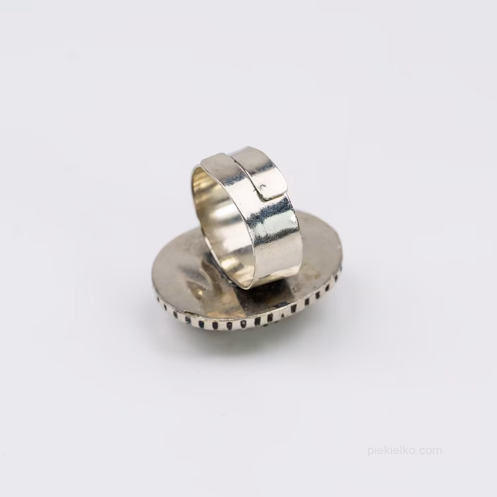 Pierścień z czerwonym szkłem w ozdobnej ramie