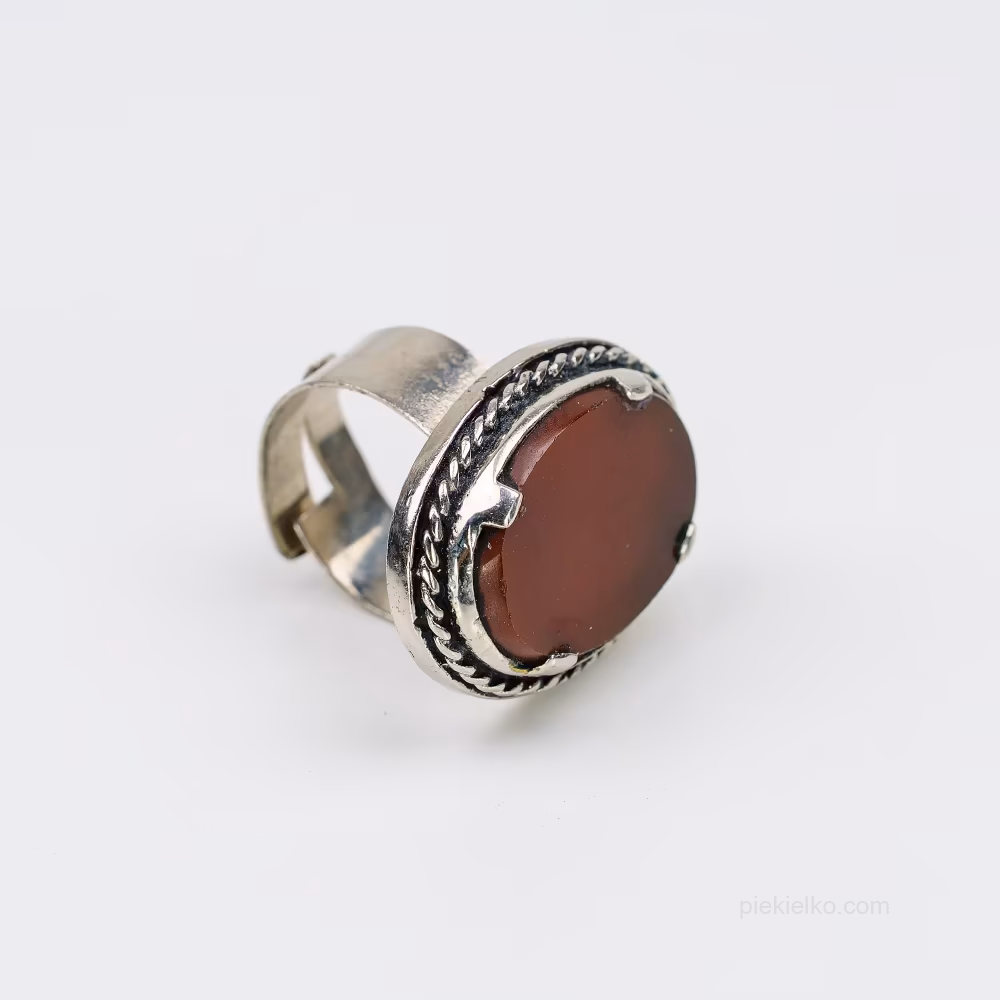 Pakistański pierścień z czerwonym kamieniem w owalnej oprawie