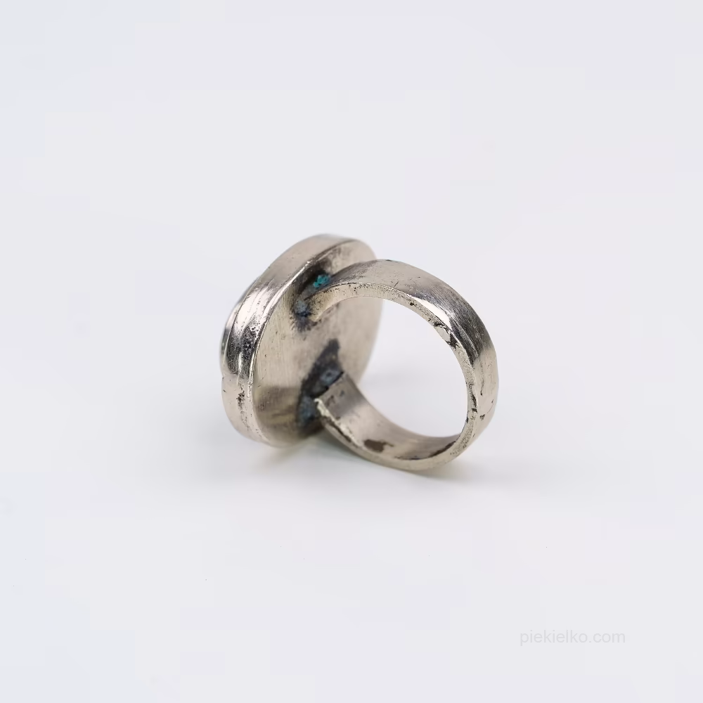 Pakistański pierścień z jasnym kamieniem o zielonkawym połysku