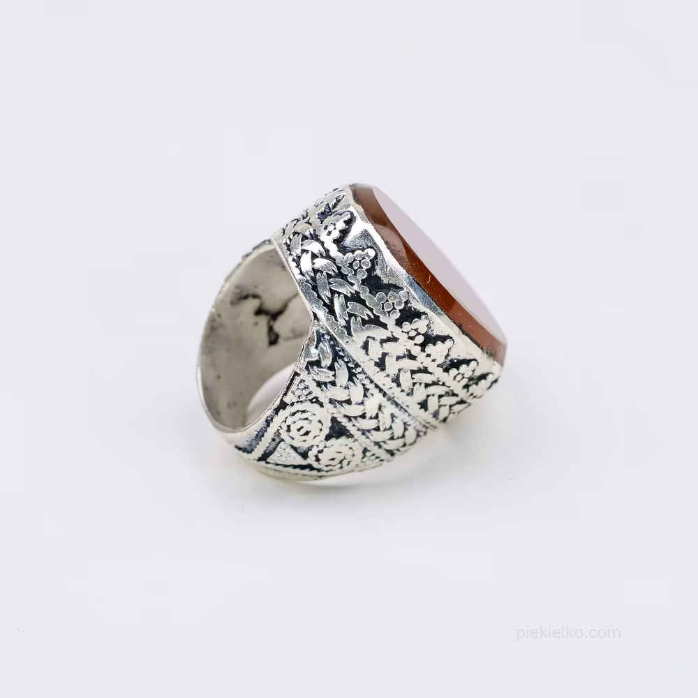 Pakistański pierścień z czerwonym agatem w szerokiej obrączce