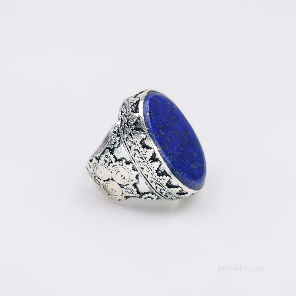 Pakistański pierścień z lapis lazuli w grawerowanej oprawie