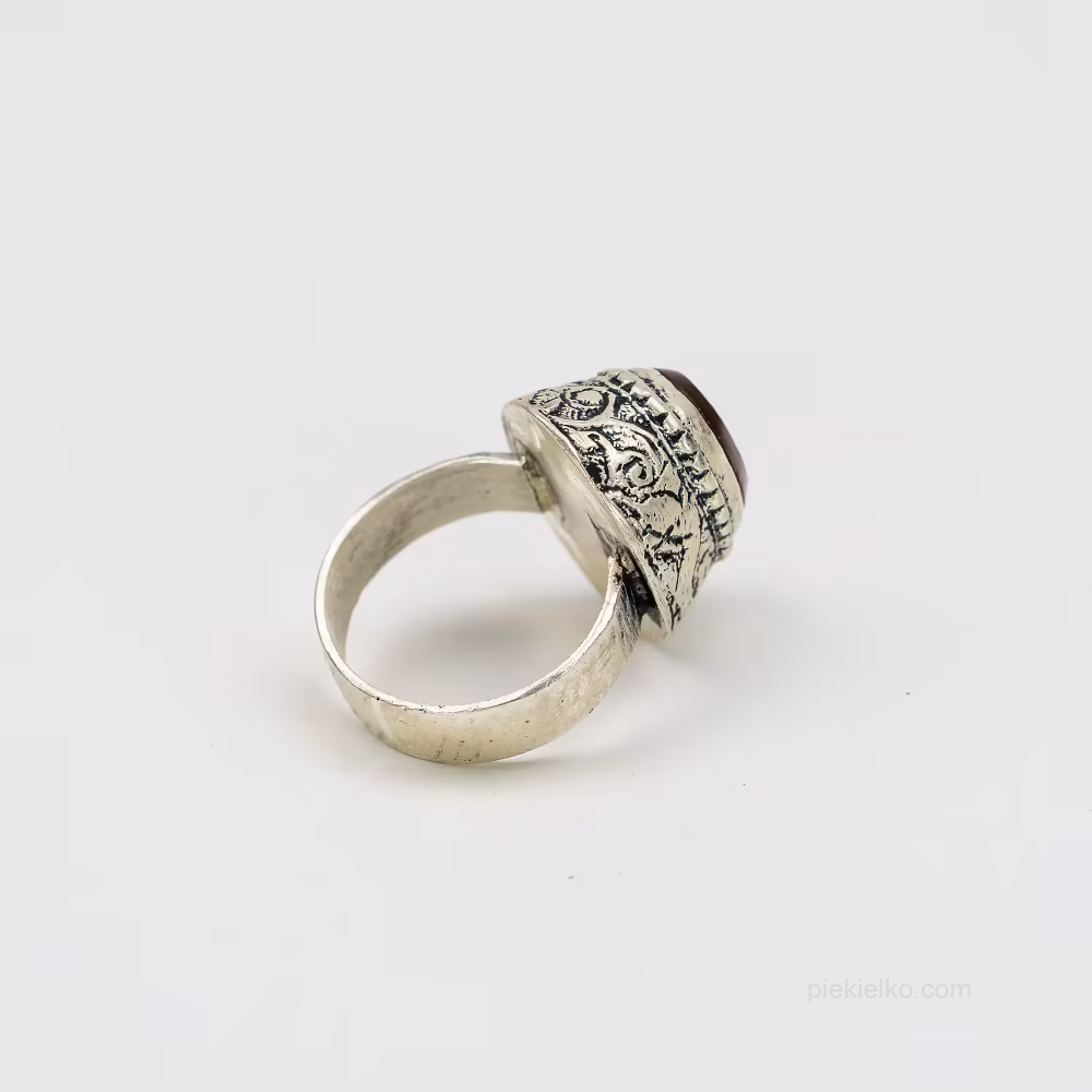 Pakistański pierścionek z czerwonym agatem w ażurowej obrączce