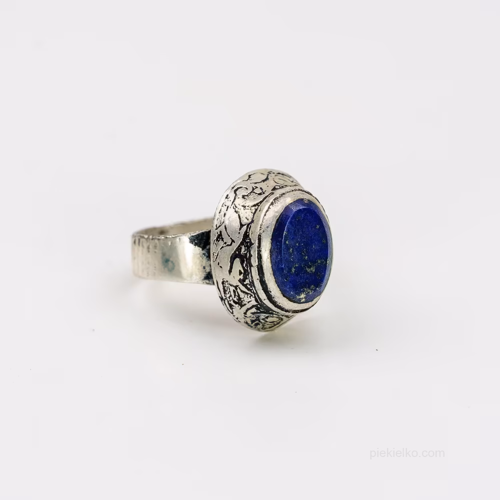 Lapis lazuli signet ring in a decorative setting
