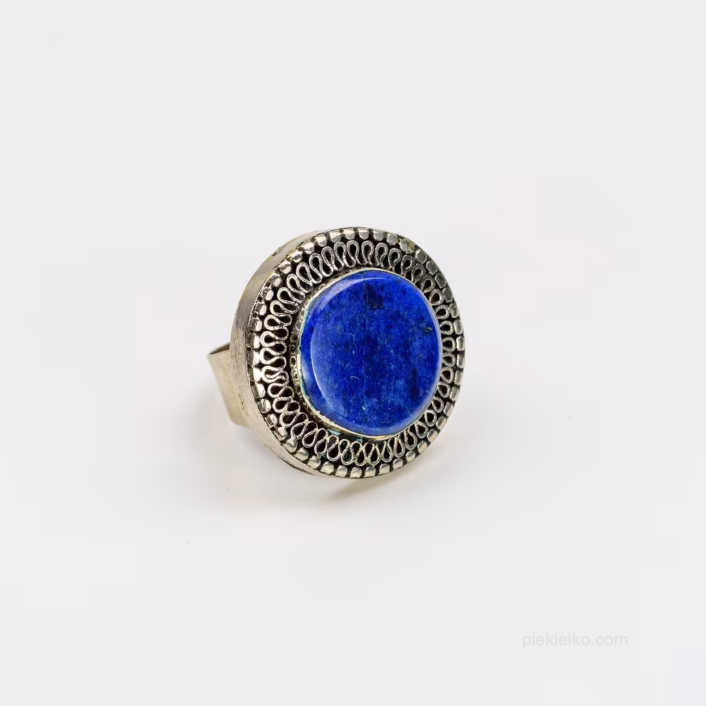 Lapis lazuli signet ring with an openwork crown