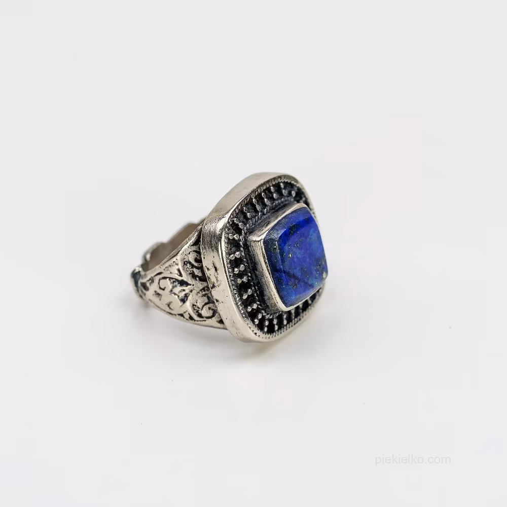 Lapis lazuli signet ring in a geometric setting