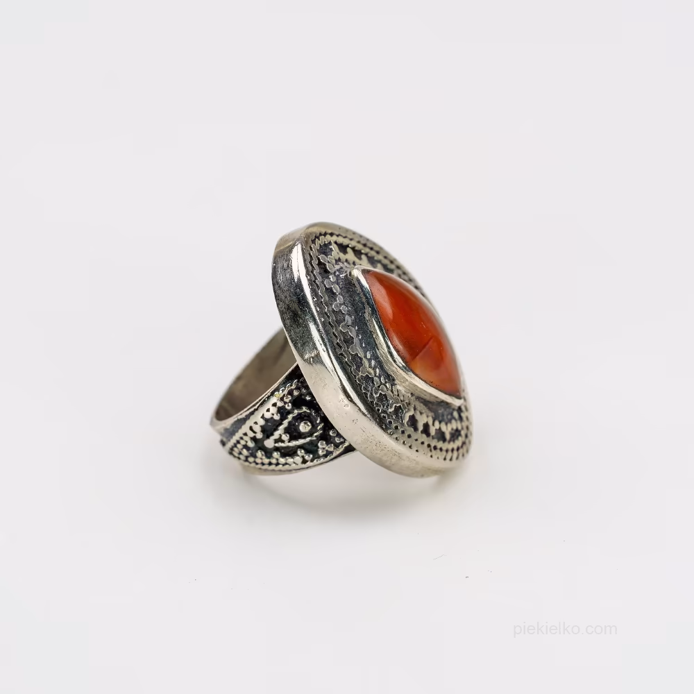 Płomienny kształt kropli z czerwonym agatem