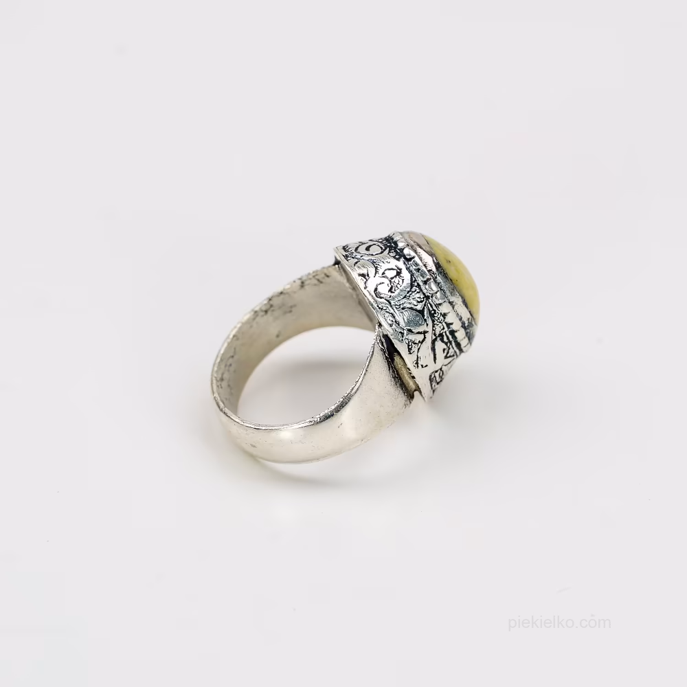 Złocisty akcent w rzeźbionej koronie