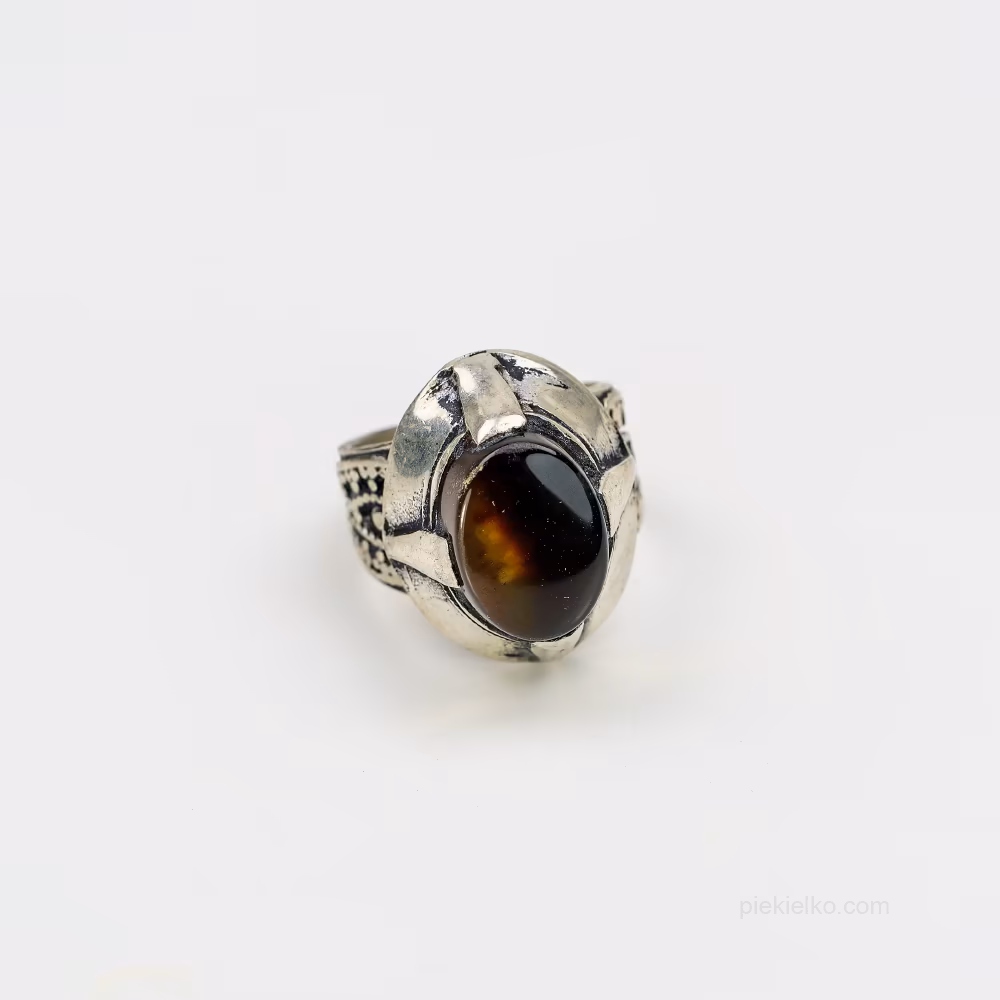 Honey agate in a rough, wide crown