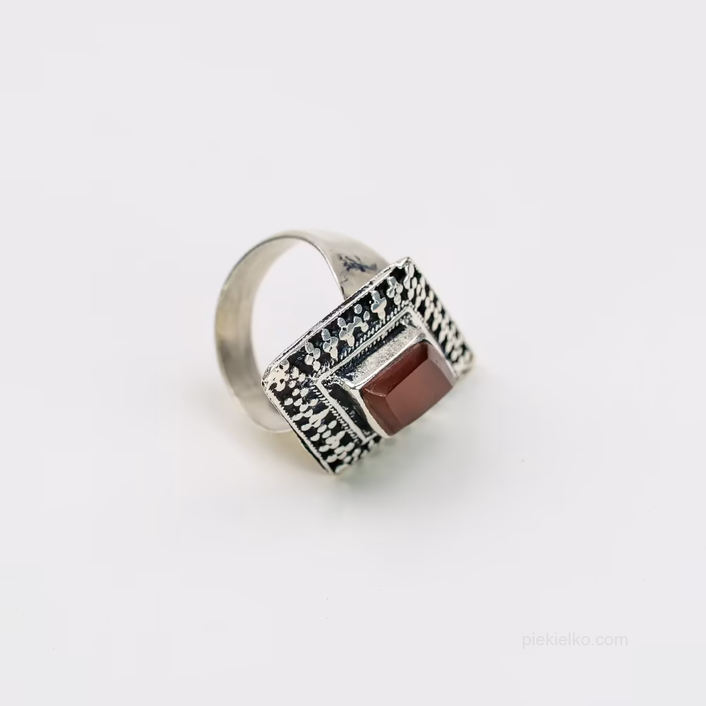 Kwadratowy sygnet z czerwonym karneolem