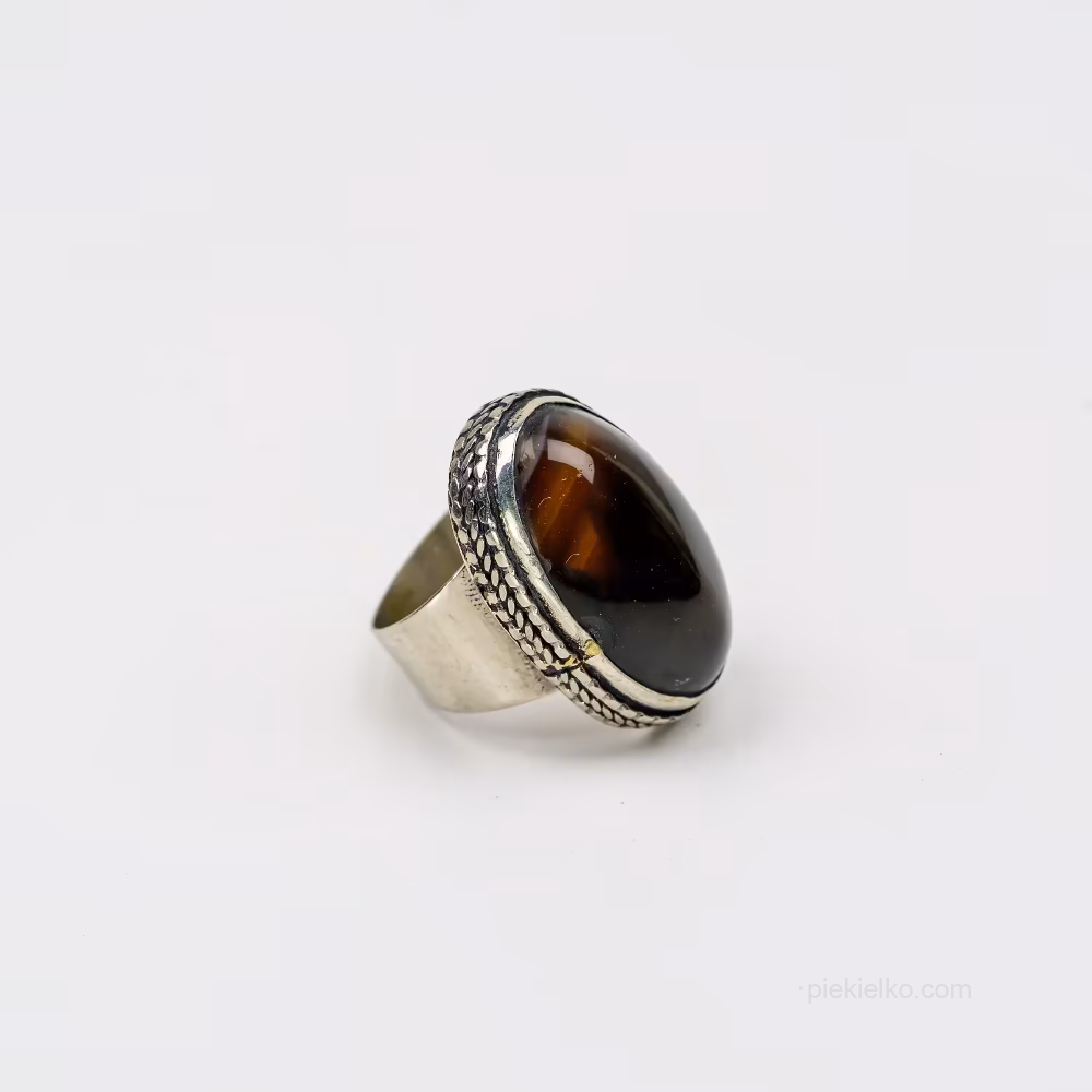 Honey-brown agate in a high crown