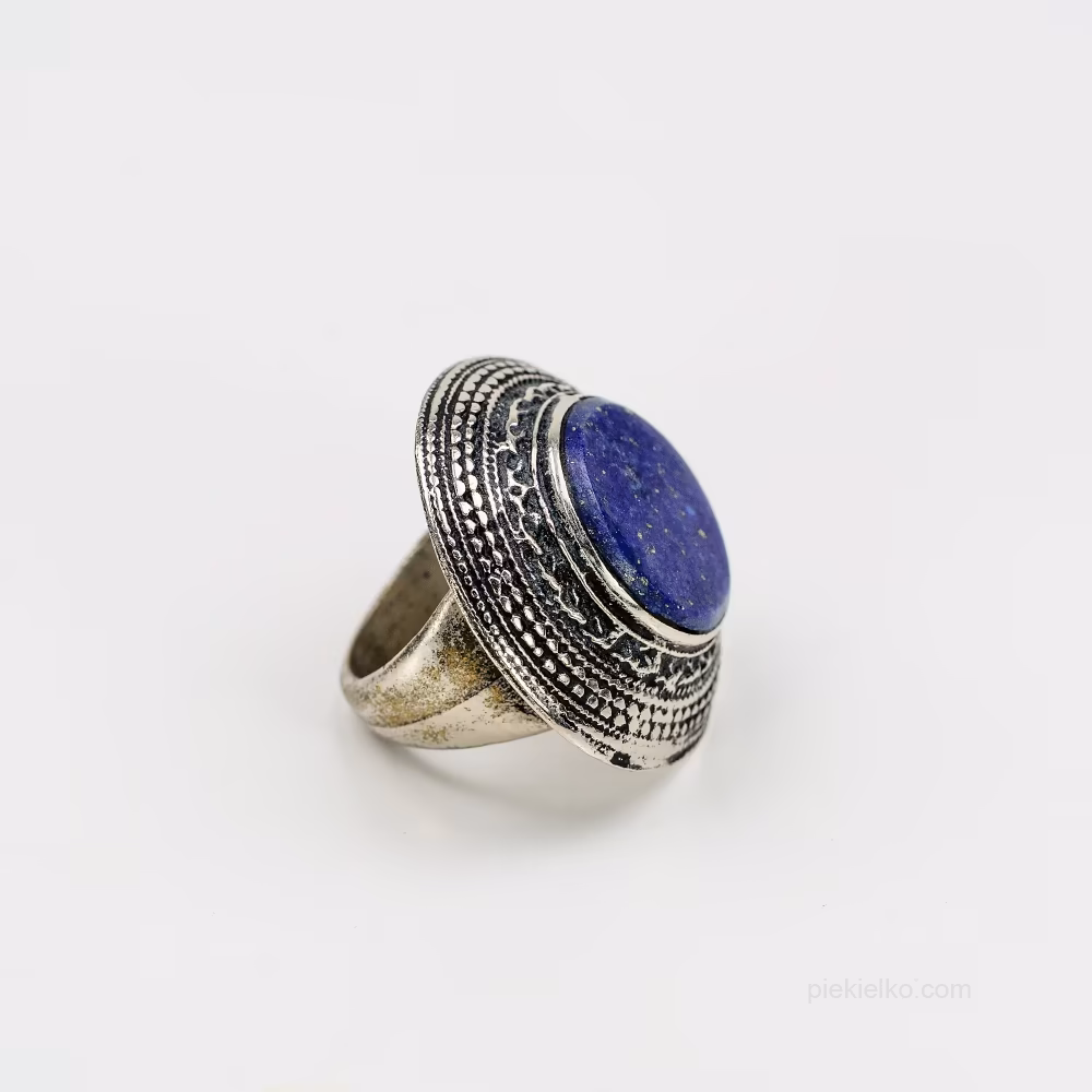 Sygnet z lapisem – lazuryt w pierścieniu reliefów