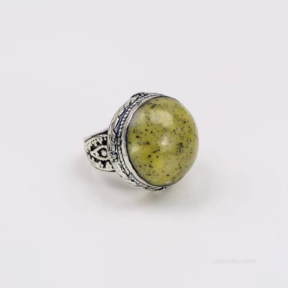 Green serpentinite in a decorative crown – a massive collector's ring