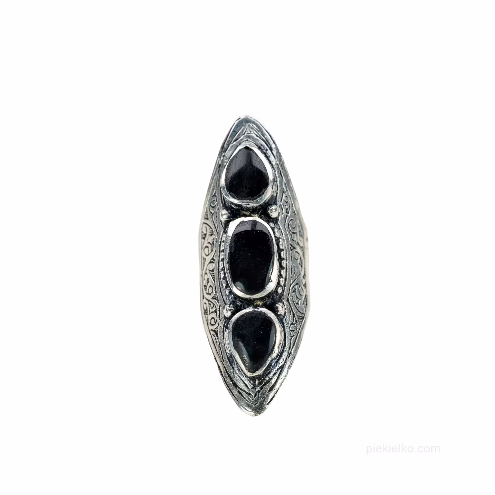Triple agate in an elongated coffer