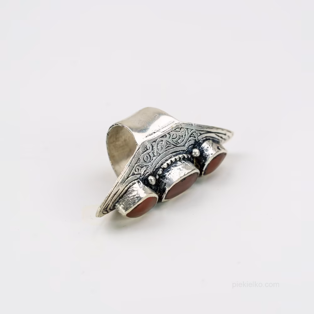 Karneol w potrójnej koronie – ognisty akcent etniczny