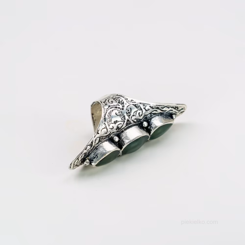 Szeroki pierścień z zielonymi oczkami