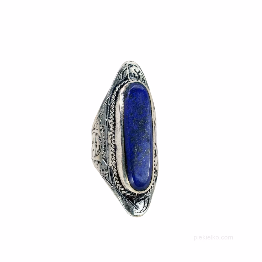 Elongated signet ring with lapis lazuli – cobalt streak